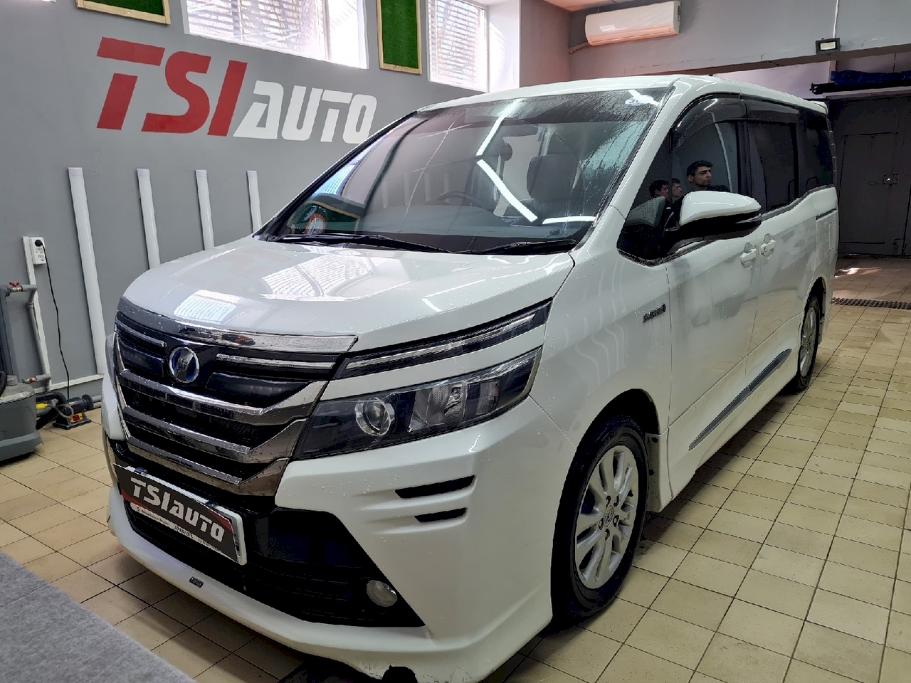 Шумоизоляция Toyota Voxy в Астане